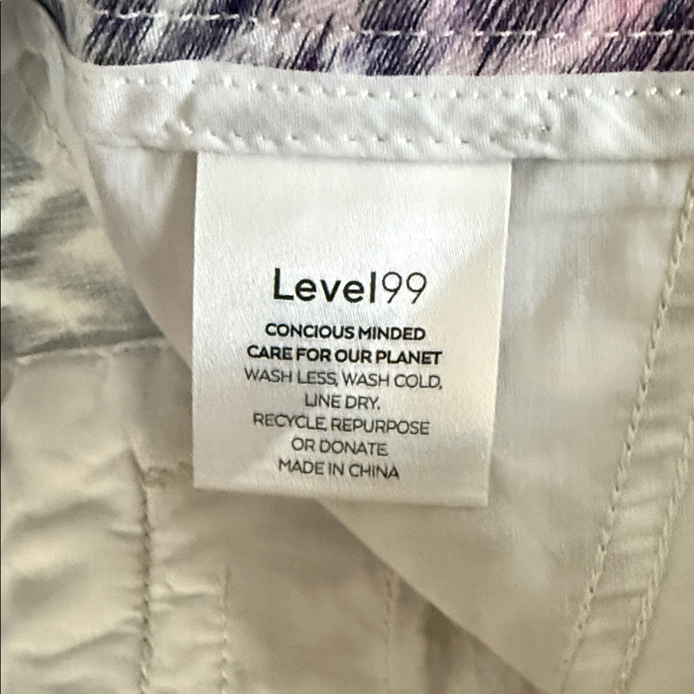 Women’s size 29 Level 99 Diamond Pattern Shorts - Picture 3 of 9